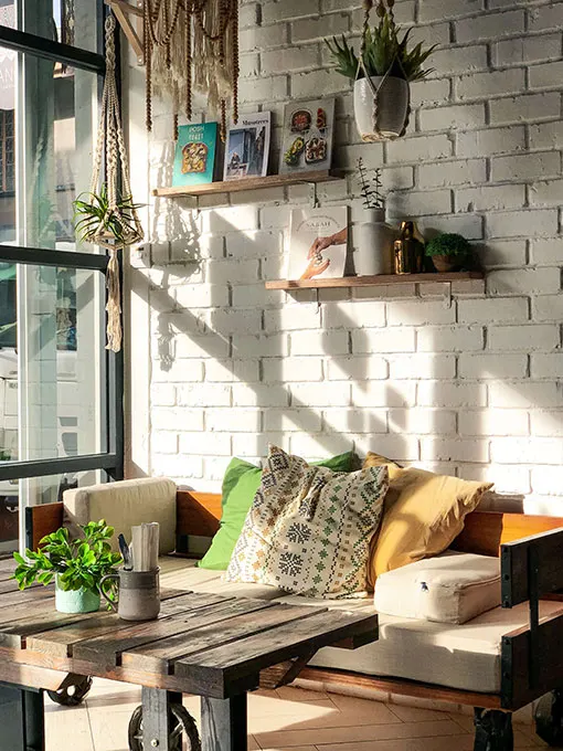 Moderne Raumgestaltung mit Holz, Naturtönen und skandinavischer Leichtigkeit